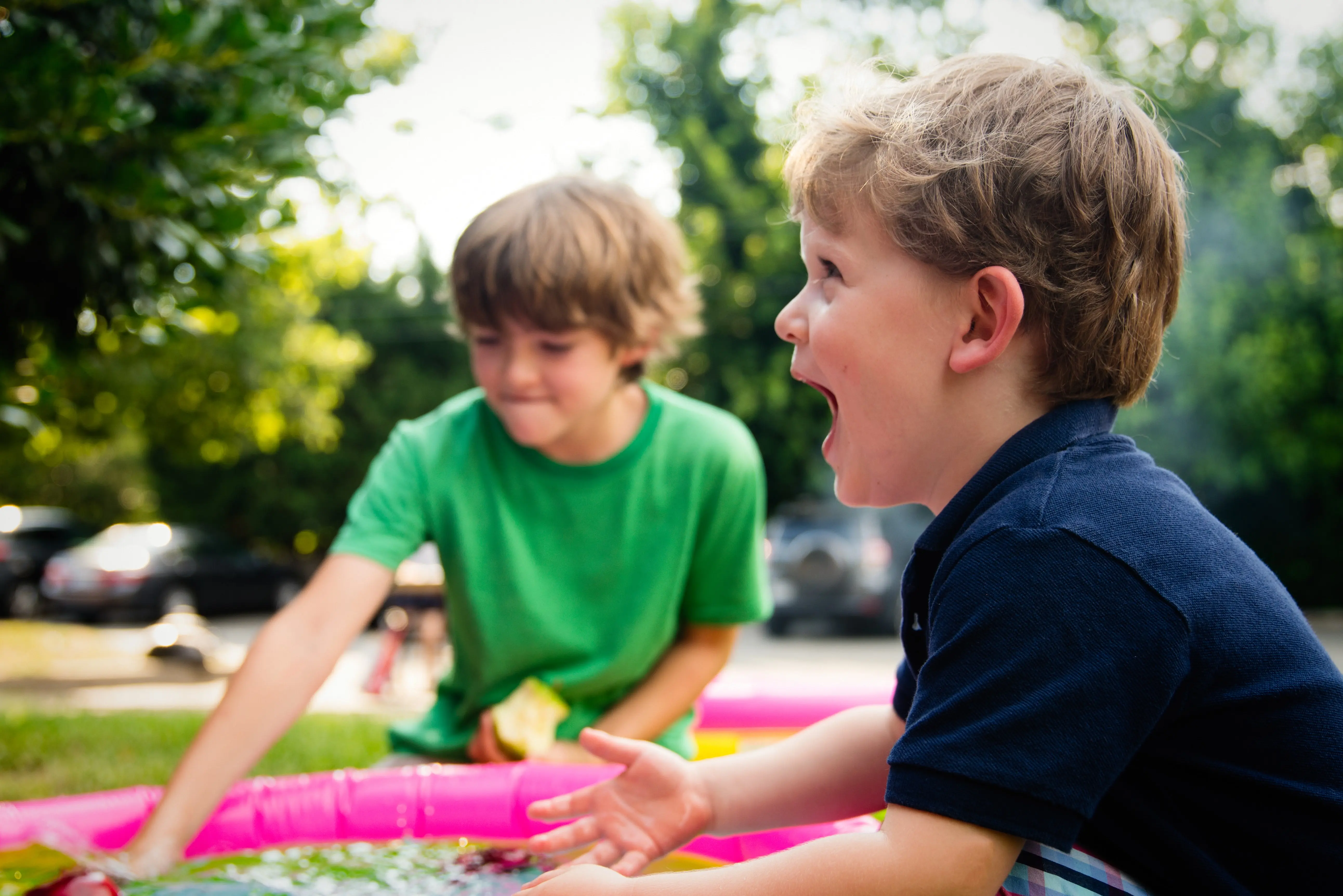 Foto di bambini che giocano in un parco